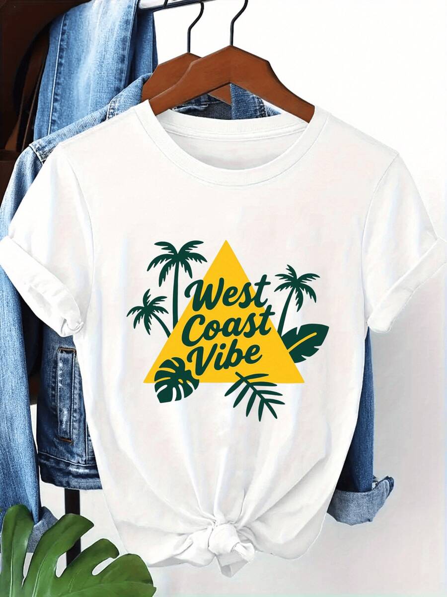 Green Palm Trees Surrounding A Yellow Triangle Evoke Calm, Adventure, And Ocean Energy, Reflecting A Free And Cheerful Spirit. Comfortable Women's T-Shirt For Everyday Wear With A Summery Touch. - 白色 - 查看 1
