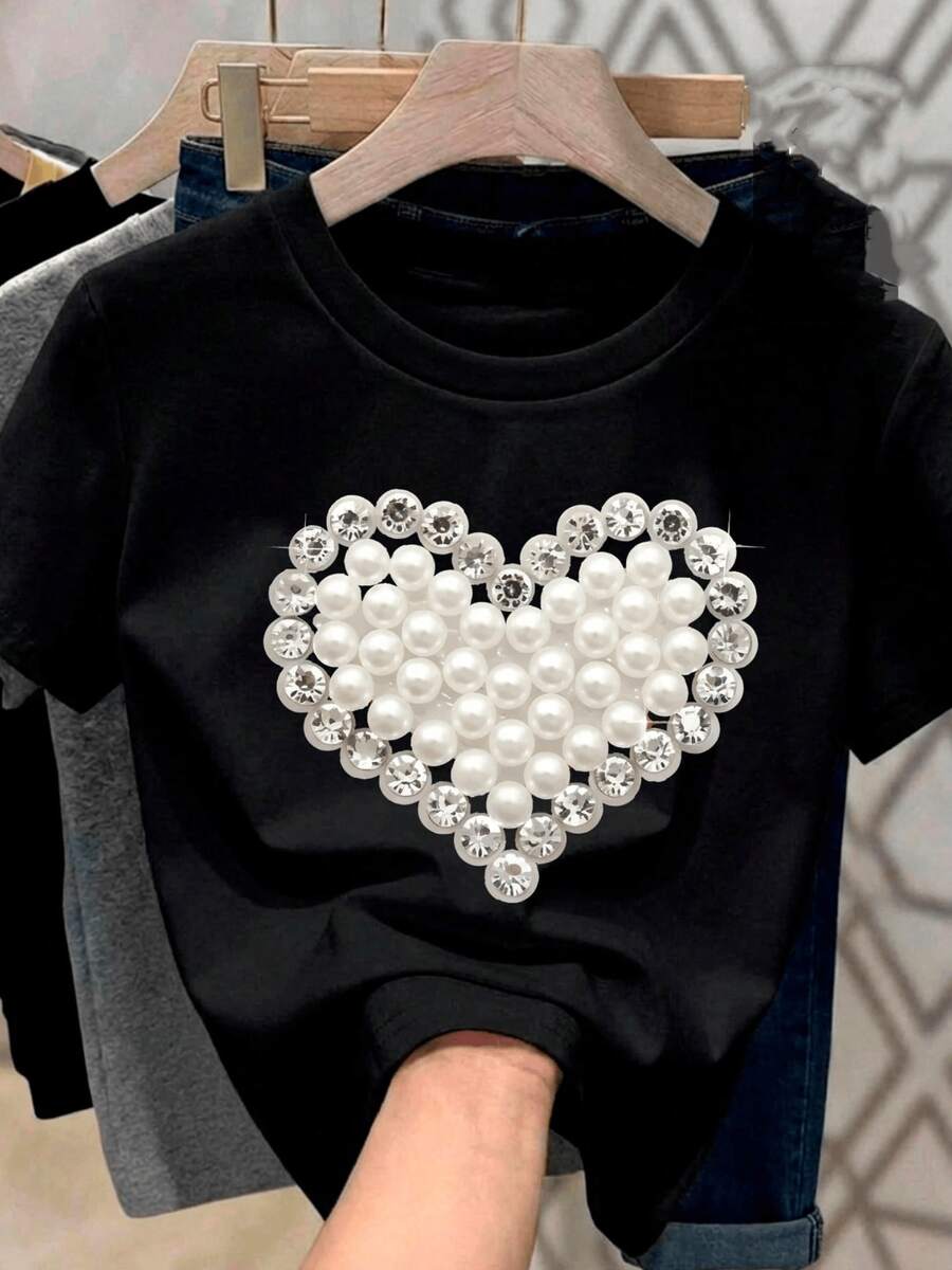Heart Made Of Pearls And Crystals Symbolizing Purity, Love, Elegance, And Inner Light, Highlighting Modern Femininity And Everyday Confidence. A Comfortable And Versatile Casual Women's T-Shirt. - 黑色 - 查看 1