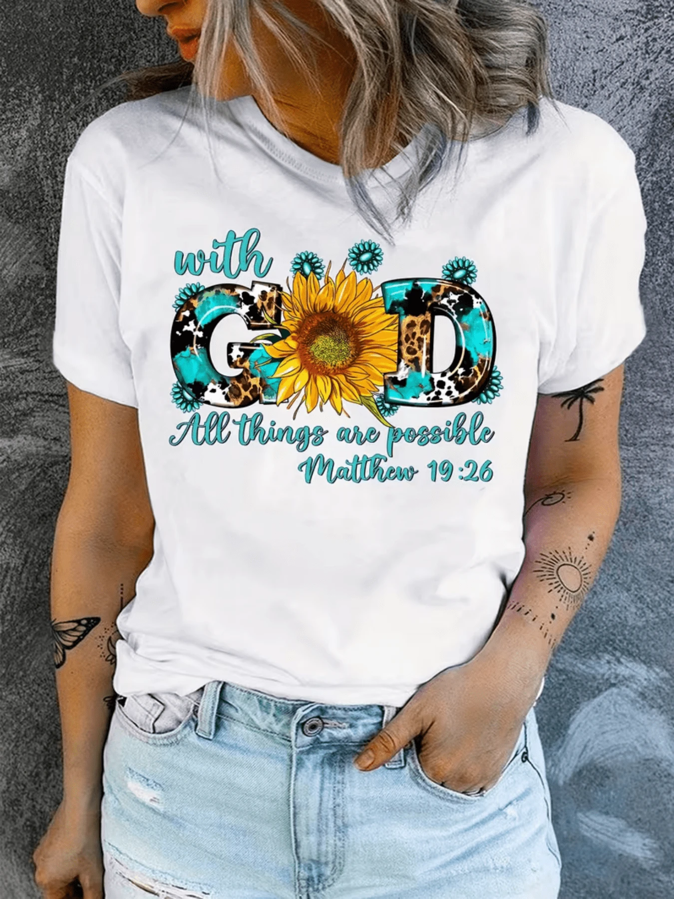 A Bright Sunflower Surrounded By Animal Print And Turquoise Tones Symbolizes Faith, Hope, And Inner Strength, Conveying A Positive Spiritual Message. A Comfortable And Modern Casual Women's T-Shirt. - 白色 - 查看 1