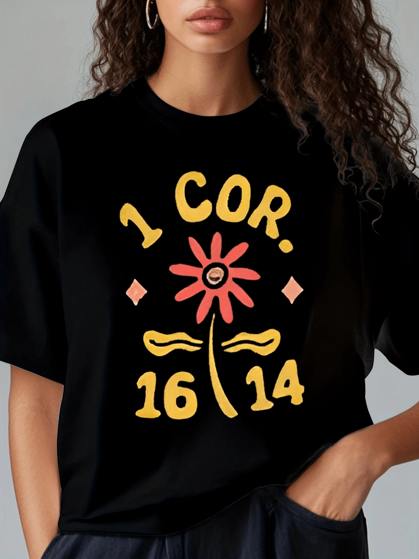 A Central Red Flower With Radiant Petals And Details In Warm Tones Symbolizes Love And Strength, Inspiring Positive Energy In Every Glance. A Modern, Casual, Comfortable Women's T-Shirt For Everyday Wear. - 黑色 - 查看 1