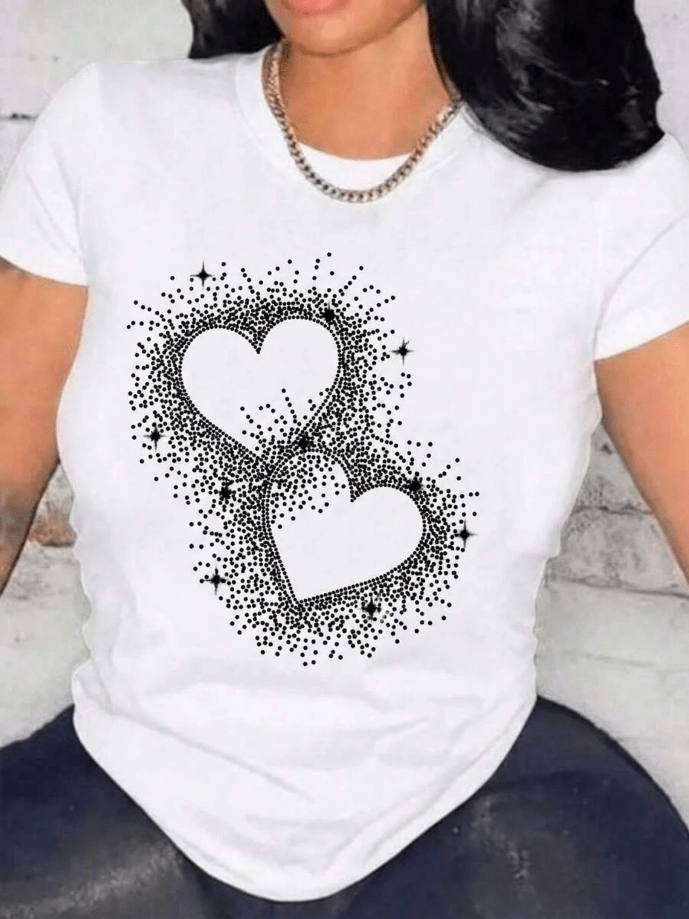 Two Hearts Shining Amidst Silver Sparkles Symbolize Eternal Love, A Deep Connection, And Positive Energy-Perfect For Reflecting Sincere Emotions. A Modern, Comfortable, Casual Women's T-Shirt For Everyday Wear. - 白色 - 查看 1