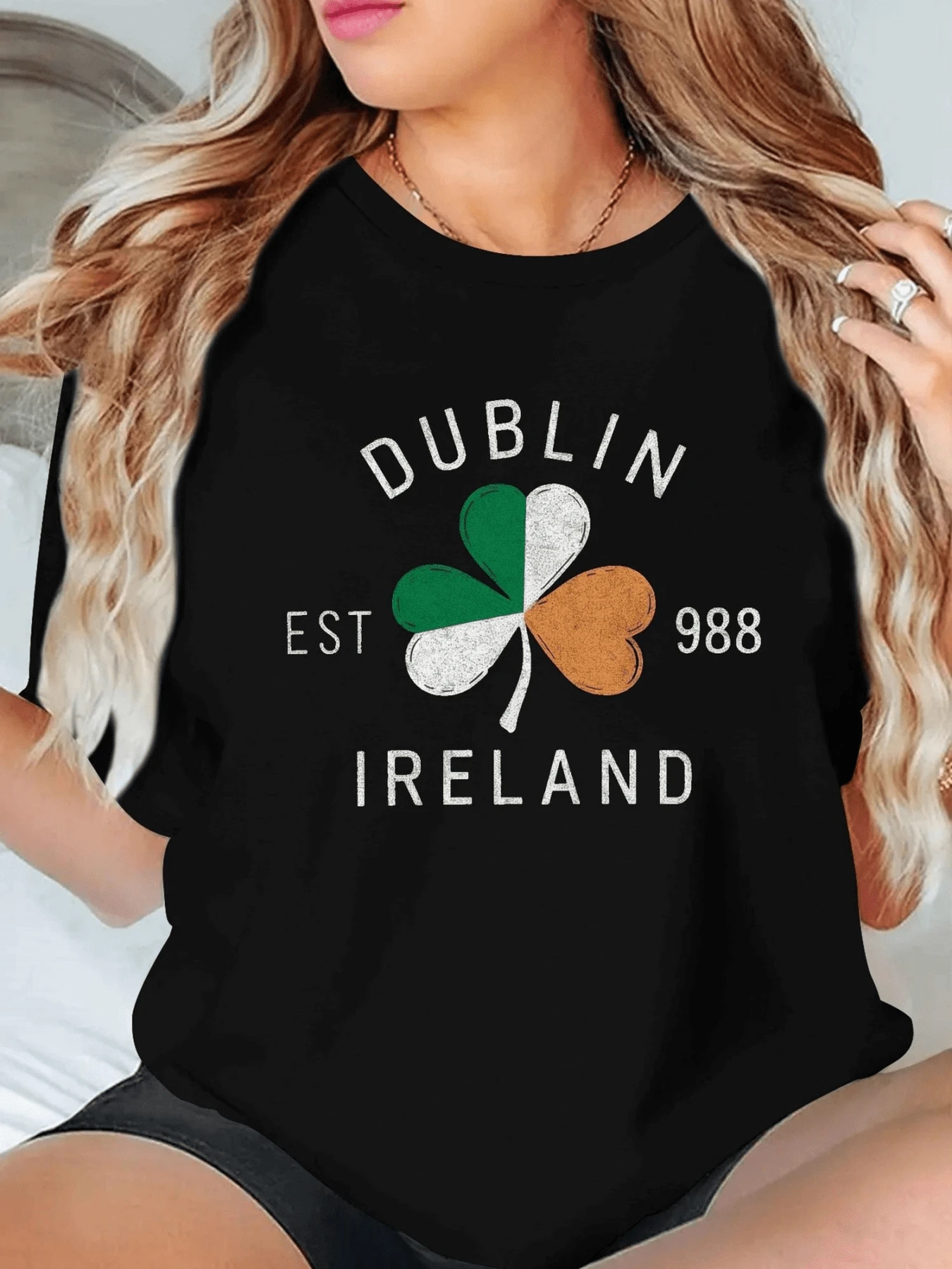 Trébol tricolor que representa la suerte y el espíritu irlandés con letras que evocan orgullo por Dublín e Irlanda camiseta de mujer casual cómoda y moderna para uso diario - Negro - Ver 1