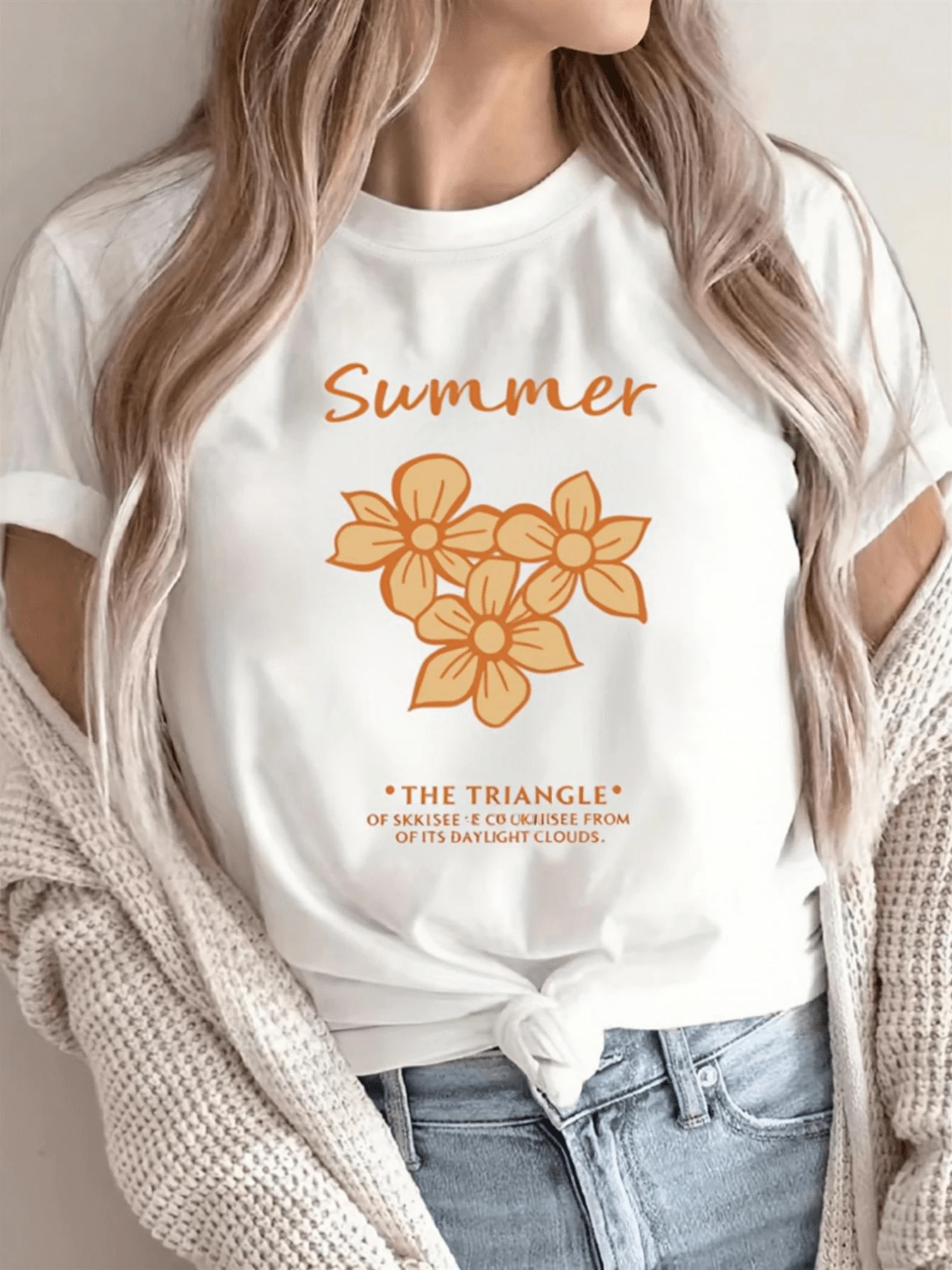 Flores anaranjadas que evocan la calidez del verano y la energía del sol reflejando una sensación de alegría y frescura perfecta para días luminosos camiseta de mujer casual con estampado veraniego - Blanco - Ver 1