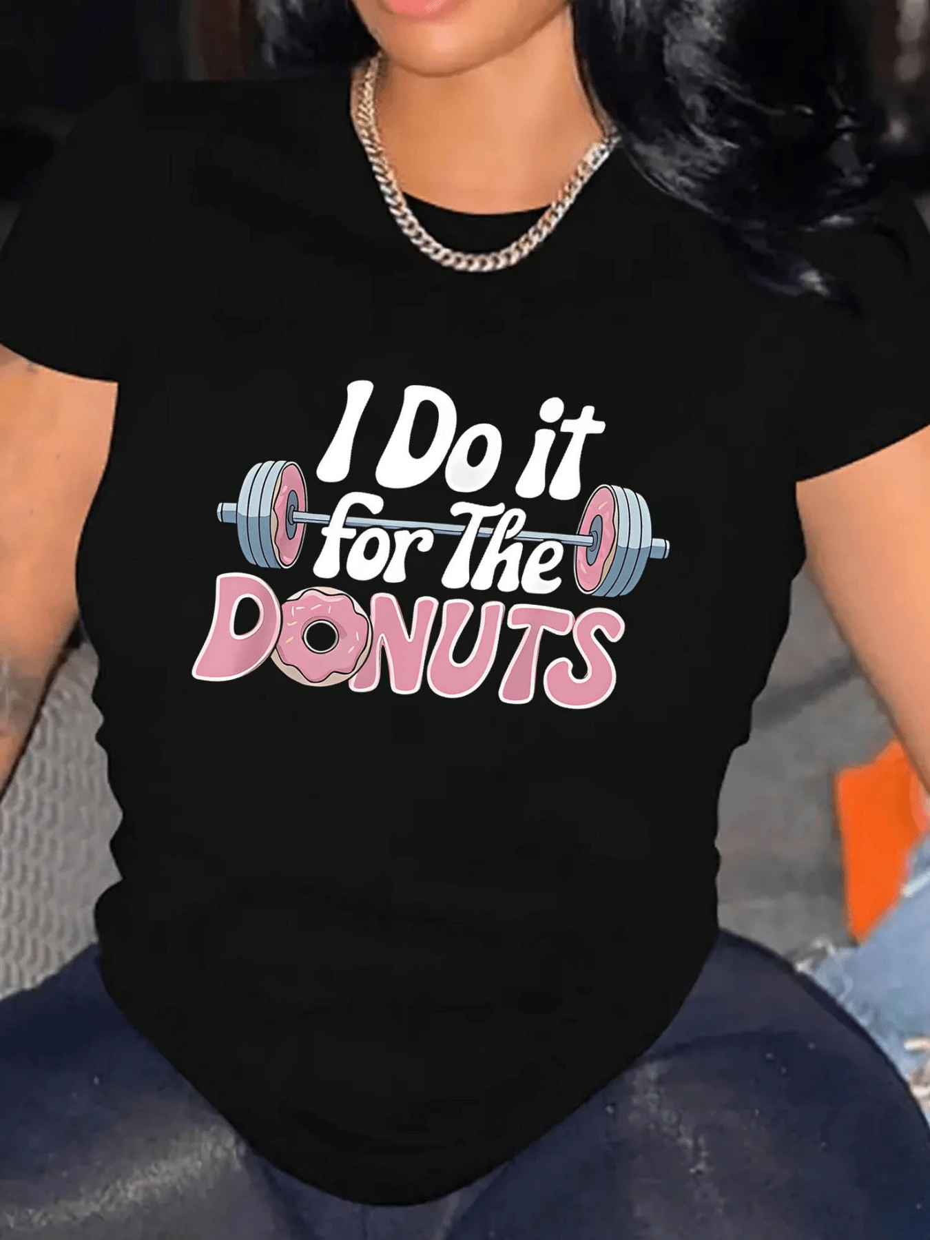 A Barbell Symbolizing Effort And A Pink Donut Representing Fun Reward And A Love Of Sweets-Perfect For Active Women. A Comfortable, Modern, Casual Women's T-Shirt With A Motivational Phrase. - 黑色 - 查看 1