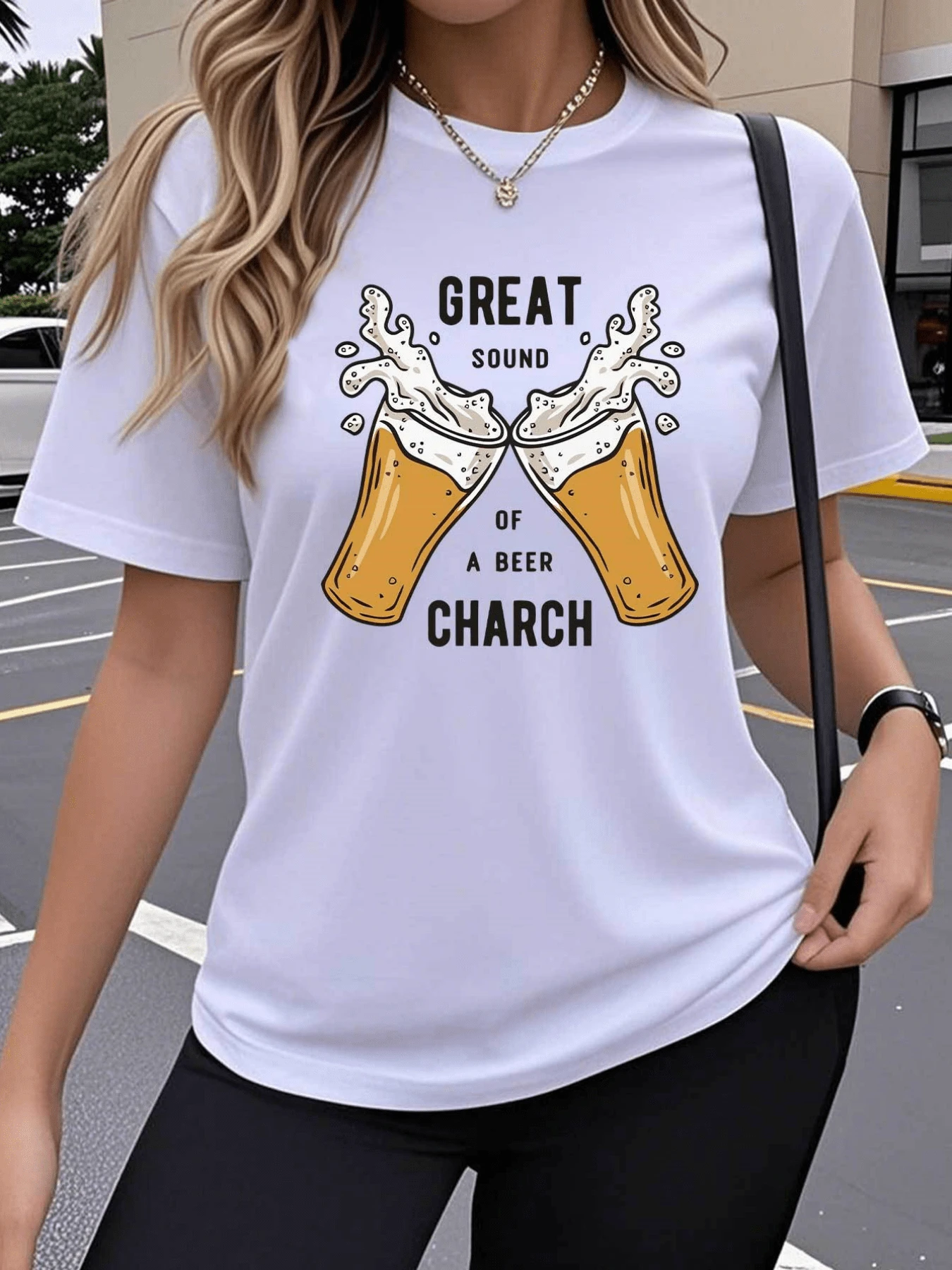 Two Glasses Of Beer Toasting With Foam Celebrate Friendship And The Cheerful Sound Of A Toast Full Of Energy And Fun. Modern Casual Women's T-Shirt For Everyday Wear - 白色 - 查看 1