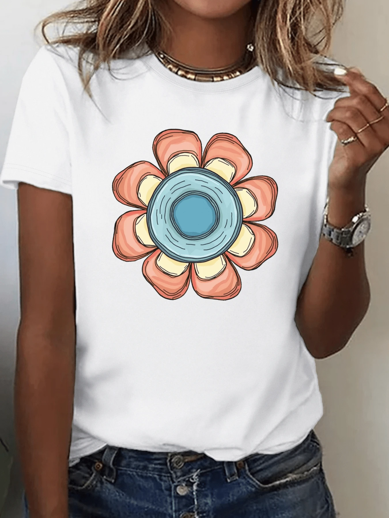 Abstract Flower With Orange And Yellow Petals Surrounding A Blue Center, Evoking Positive Energy And Freshness, Ideal For Warm Days. Casual, Comfortable, And Modern Women's T-Shirt. - 白色 - 查看 1