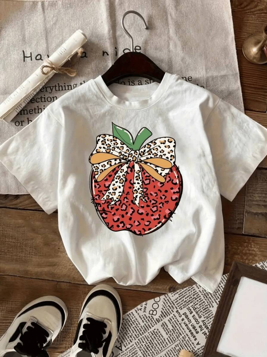 Red Strawberry With Animal Print Bow Symbolizing Vitality, Joy And Energy, Combining Wild Strength With Natural Sweetness. Comfortable Casual Women's T-Shirt For Everyday Wear. - 白色 - 查看 1