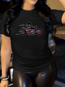Figure Of A Woman Riding A Motorcycle Wrapped In Curved Lines That Evoke Speed, Freedom And Energy With Fuchsia Accents On A Dark Background. Modern Casual Women's T-Shirt For Everyday Use - 黑色 - 查看 6