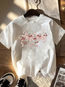 Pink Ribbons Intertwined With Cherry Branches Symbolize The Sweetness Of Youth And The Freshness Of Summer, Reflecting A Cheerful And Charming Spirit. This Casual Women's T-Shirt Has A Romantic And Modern Touch. - 白色 - 查看 6