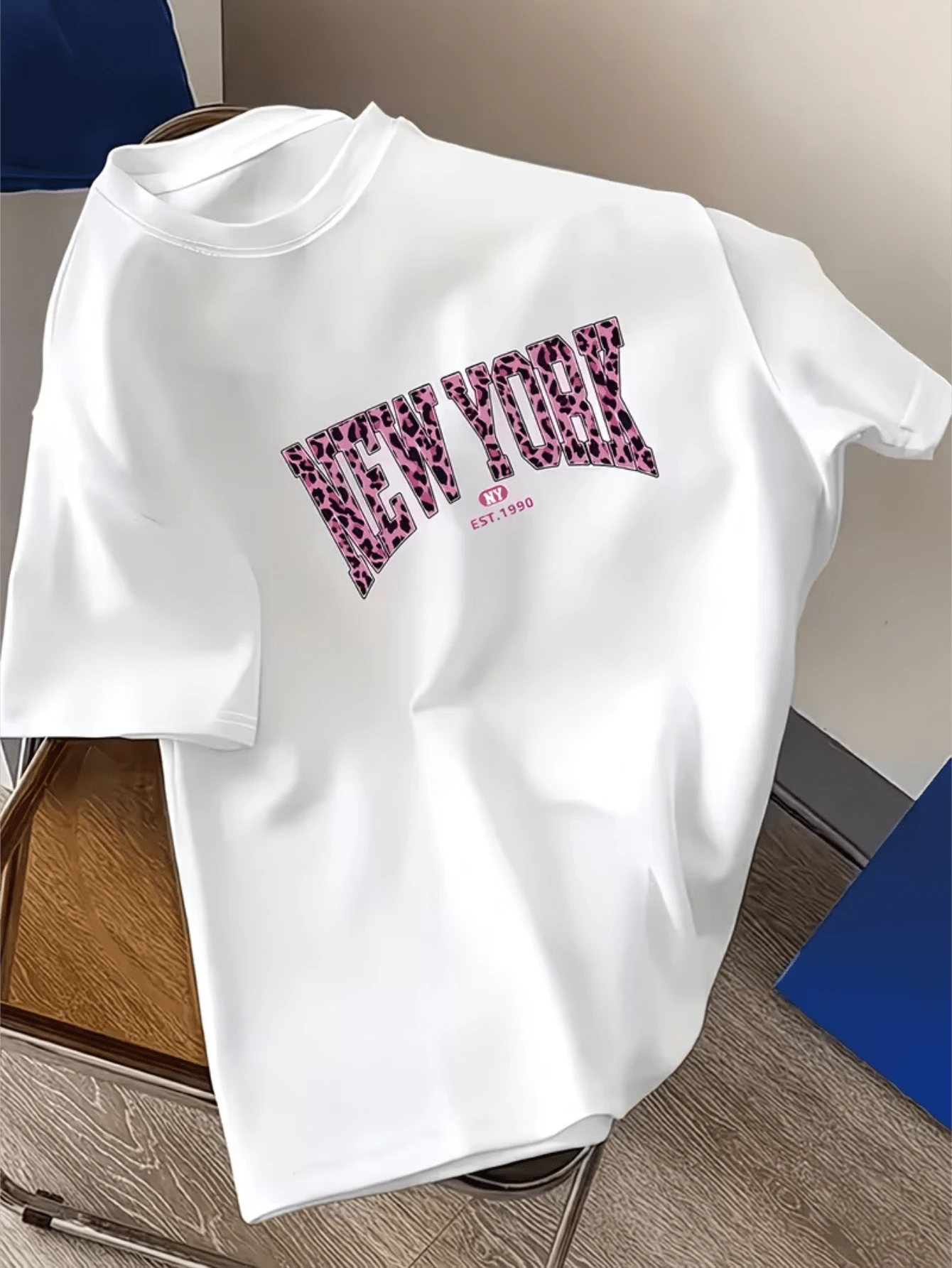 1 Women's White T-Shirt, 100% Cotton, Leopard Print Letter Design "NEW YORK", New York Themed Short Sleeve T-Shirt, Suitable For New York Enthusiasts, Traveler Gatherings, Daily Commuting And Everyday Wear, Machine Washable, Colorfast, Soft To The Touch, A Bold Fashion Choice For New York Fans, 180g 100% Cotton. - 白色 - 查看 1