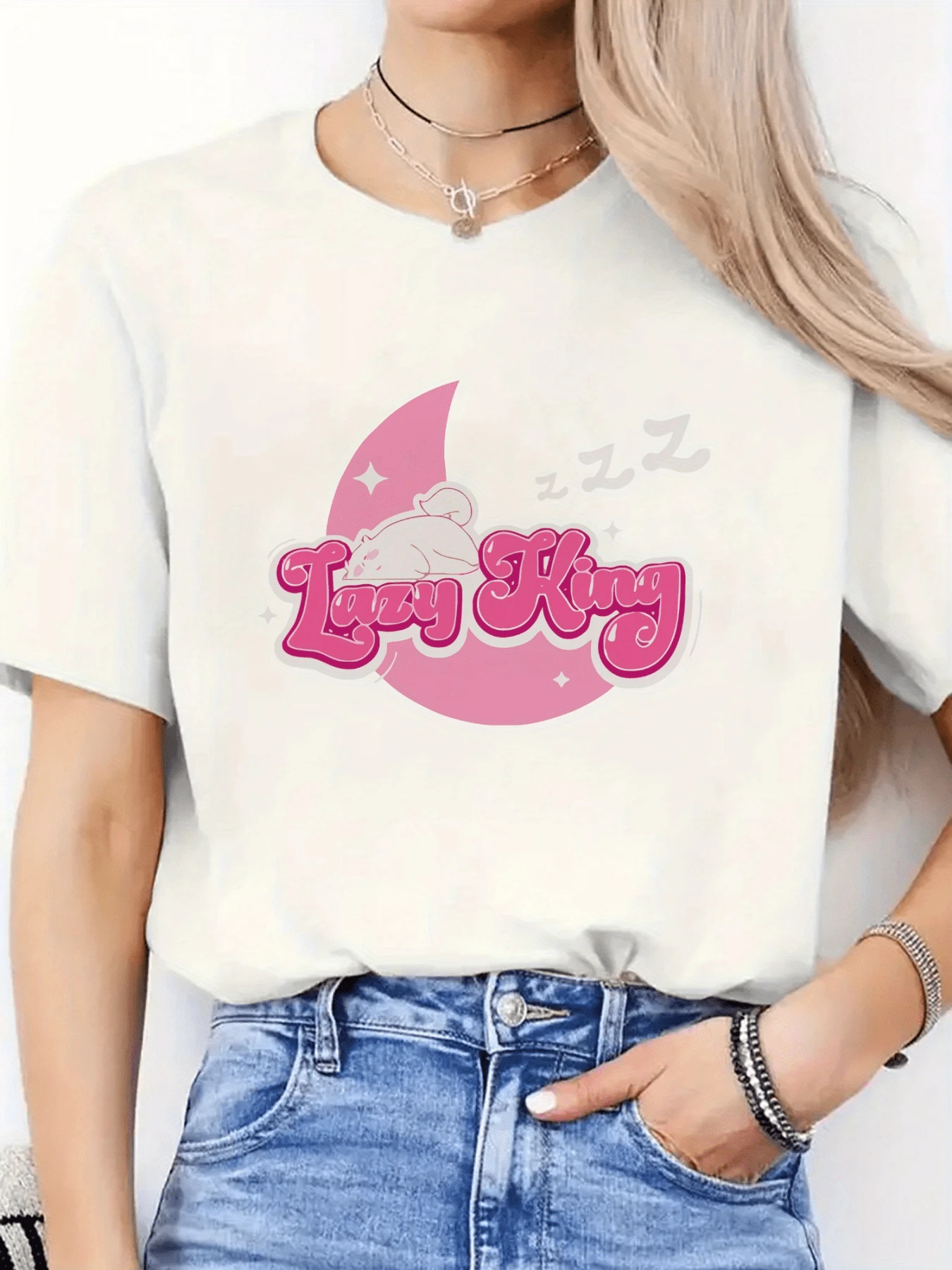 Pink Crescent Moon With A Sleeping Bear Figure And Lettering That Evokes A Calm And Dreamy Spirit Surrounded By Stars And Symbols Of Rest, Creating A Feeling Of Calm And Sweetness. Comfortable, Modern Casual Women's T-Shirt For Everyday Wear. - 白色 - 查看 1