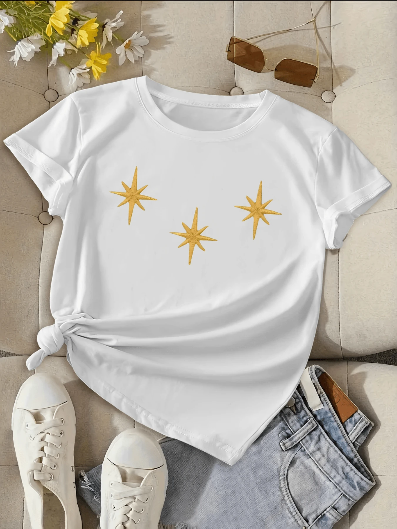 Three Golden Stars Symbolize Guiding Light, Hope, And Positive Energy, Reflecting The Inner Strength And Radiant Beauty Of The Wearer. A Comfortable, Casual Women's T-Shirt For Everyday Wear. - 白色 - 查看 1