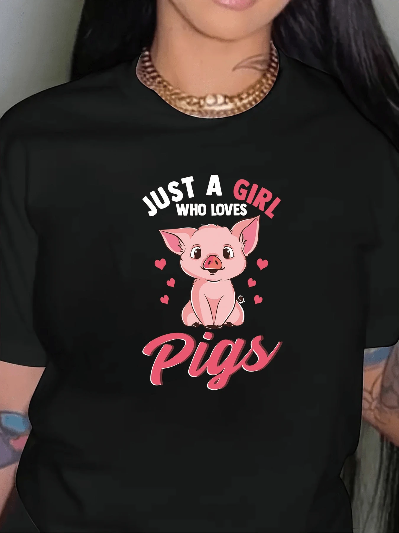 A Cute Pink Piglet Surrounded By Small Hearts Symbolizes Innocent Affection And Pure Joy For Those Who Love Animals And Sweetness In Life. A Comfortable, Modern, Casual Women's T-Shirt For Everyday Wear. - 黑色 - 查看 1