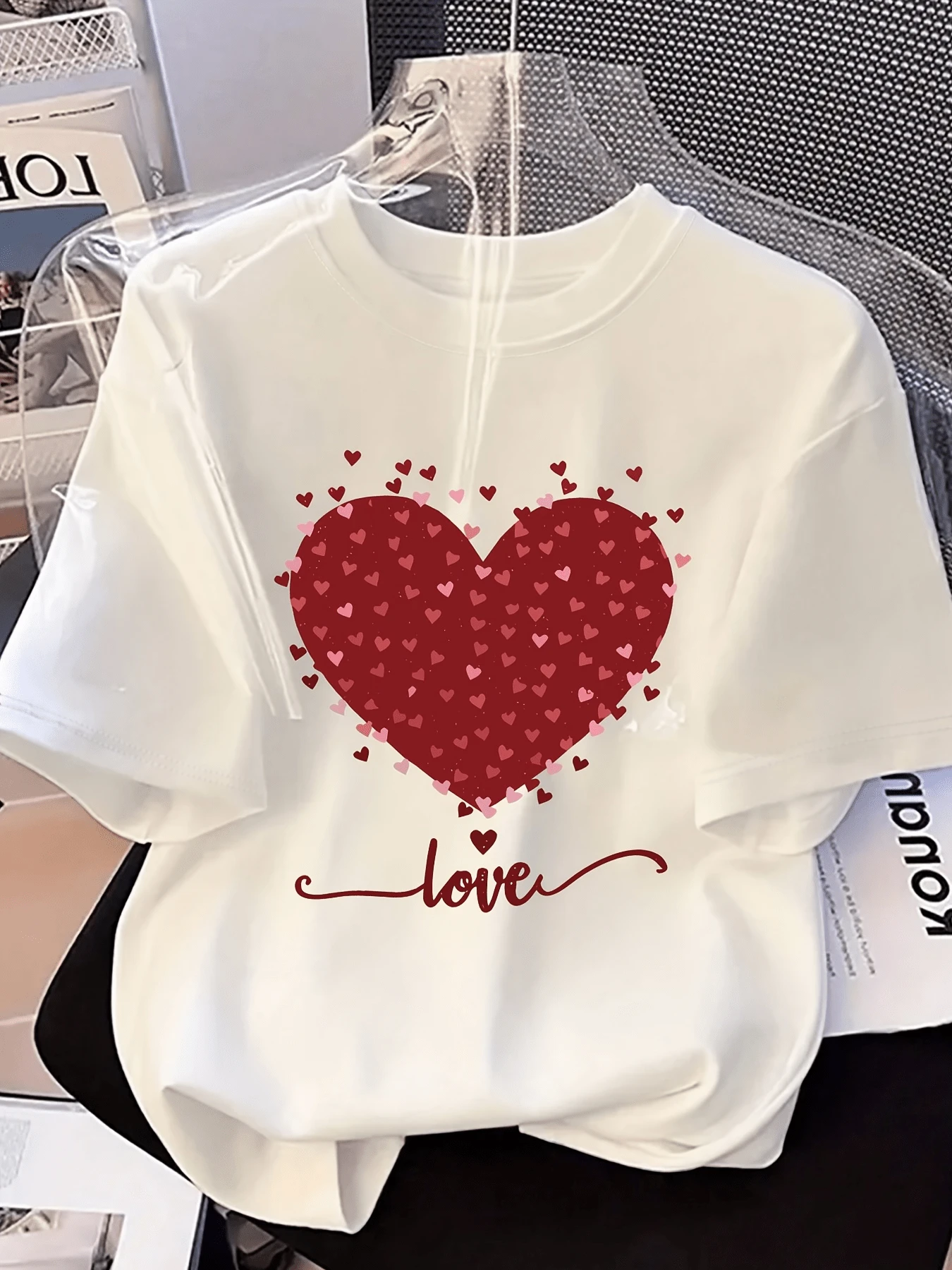 Red Heart Made Up Of Many Small Hearts Symbolizing Sincere Love And Spiritual Union, Conveying Tenderness And Romantic Energy. Women's T-Shirt With A Modern Print And A Casually Elegant Touch. - 白色 - 查看 1