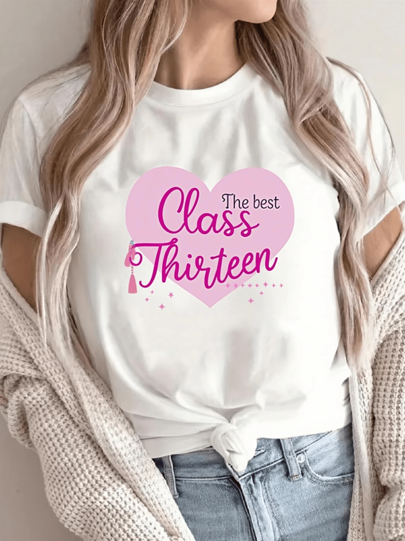 Corazón rosado con mensaje inspirador sobre orgullo y unión de grupo escolar simboliza amistad esfuerzo y celebración personal camiseta de mujer casual con letras modernas y toque juvenil - Blanco - Ver 1