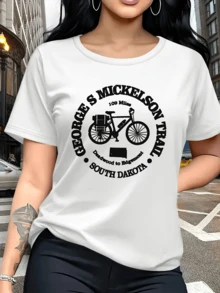 Bicicleta de aventura con mochila simboliza libertad y conexión con la naturaleza inspirando rutas largas y espíritu explorador camiseta de mujer casual urbana cómoda ideal para uso diario - Blanco - Ver 6