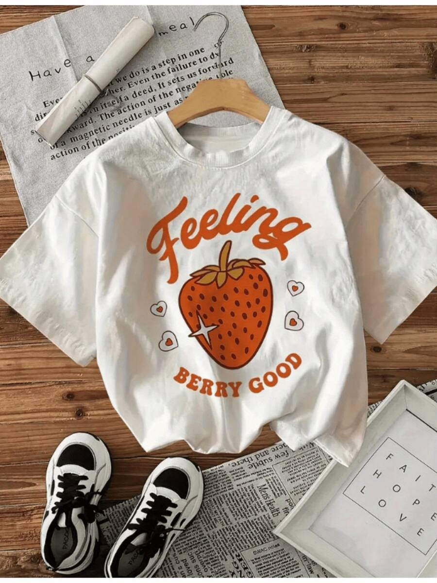 A Bright Strawberry Surrounded By Hearts Conveys Joy, Sweetness, And Positive Energy With The Phrase "Feeling Berry Good," Ideal For A Casual Look. A Modern And Comfortable Women's T-Shirt. - 白色 - 查看 1