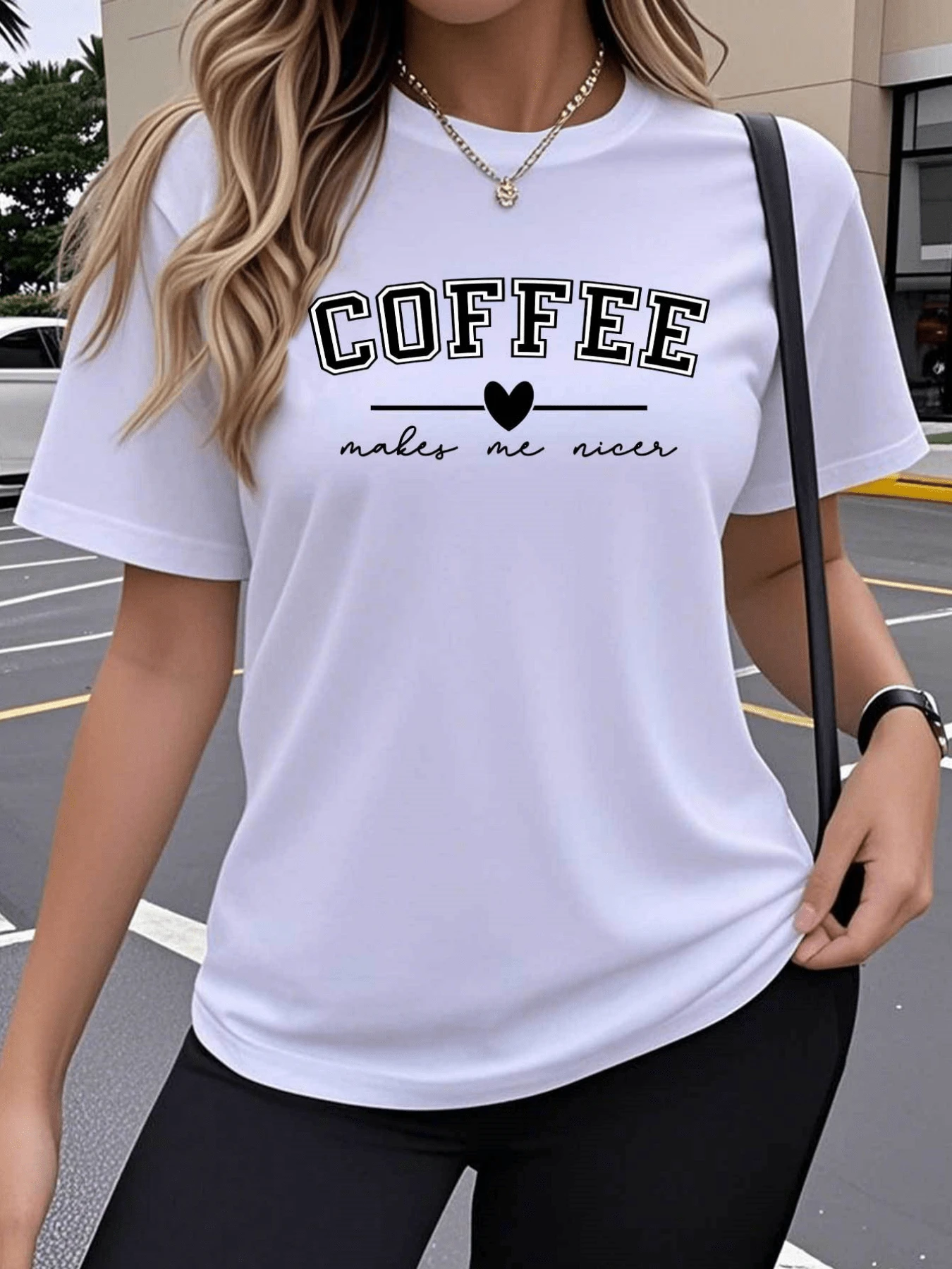 Text With The Word COFFEE In Large Letters Accompanied By A Heart That Symbolizes The Energy And Sweetness That Coffee Transmits. Modern Casual Women's T-Shirt Ideal For Everyday Wear, Comfortable And With An Urban Touch - 白色 - 查看 1