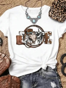 Cowboy Love With Hat, Boots, Bull Skull And Rope Representing The Strength Of The West And The Freedom Of The Adventurous Spirit. Comfortable Casual Women's T-Shirt For Everyday Wear. - 白色 - 查看 1