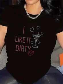Sparkling Cocktail Glasses Surrounded By Hearts And A Kiss Expressing Nighttime Fun And Daring Style With A Modern Phrase On A Casual Women's T-Shirt For Elegant Social Occasions - 黑色 - 查看 1