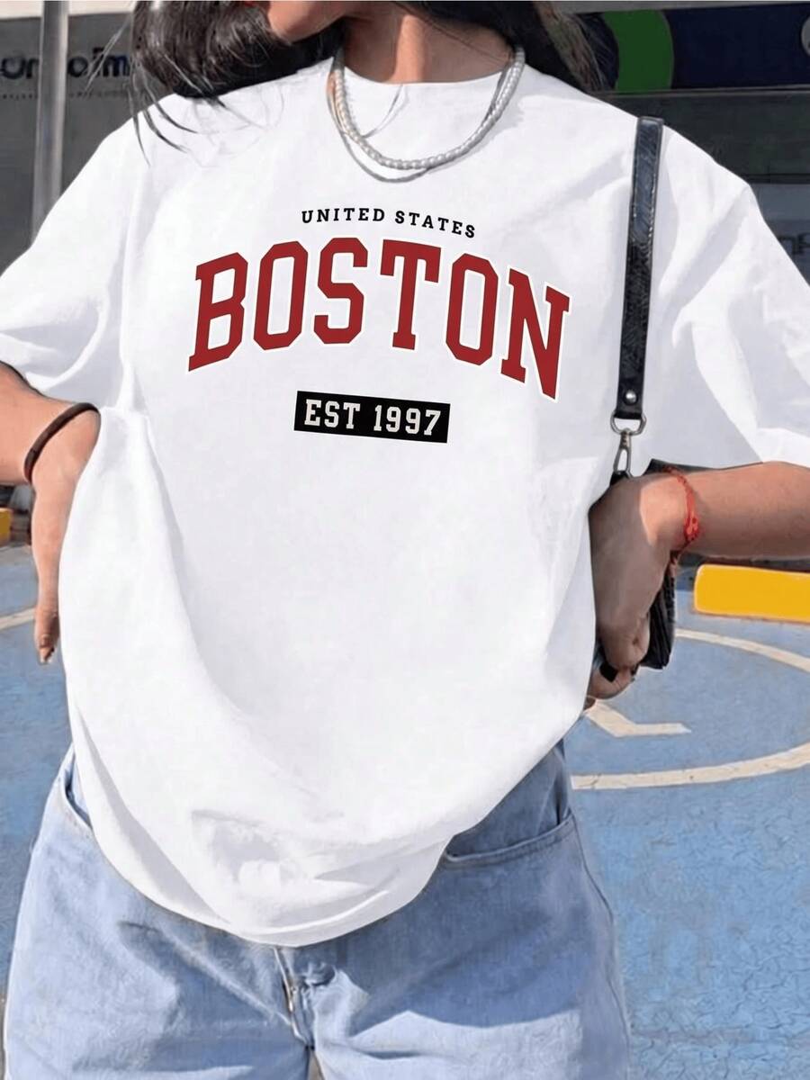 Text With University-Style Lettering That Evokes The Strength And Youthful Spirit Of Boston, A Symbol Of Overcoming Challenges And Positive Energy For Those Who Love Modern Urban Culture. A Comfortable And Stylish Casual Women's T-Shirt. - 白色 - 查看 1