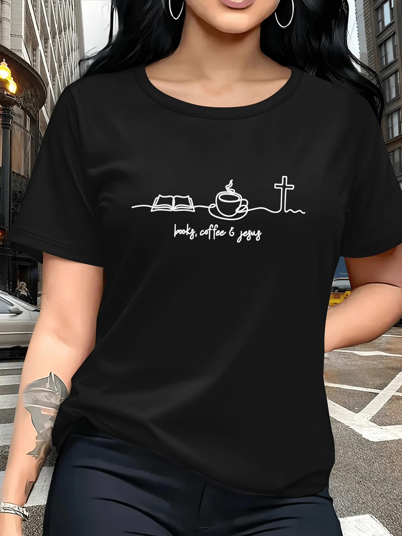 Book, Coffee Cup, And Cross Symbolize Faith, Tranquility, And Reflection In Everyday Moments, Conveying Serenity And Spiritual Connection. Women's Casual, Modern, And Comfortable T-Shirt For Daily Wear. - 黑色 - 查看 1