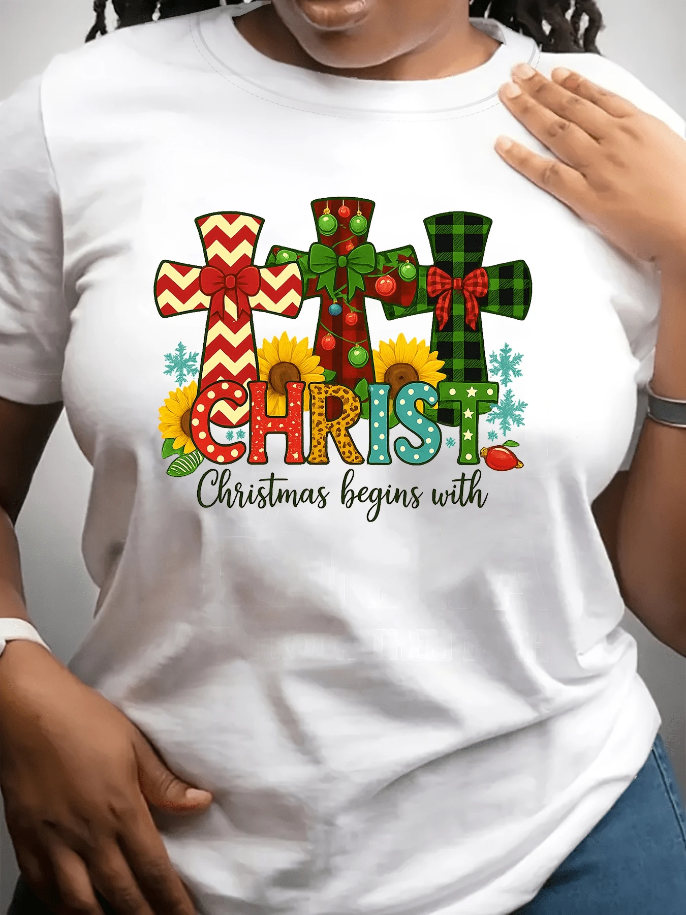 Three Colorful Crosses Adorned With Green And Red Ribbons And Christmas Motifs Symbolizing Hope, Faith, And Joy In The Season, Alongside Sunflowers And Snowflakes, Festive Casual Women's T-Shirt - 白色 - 查看 1