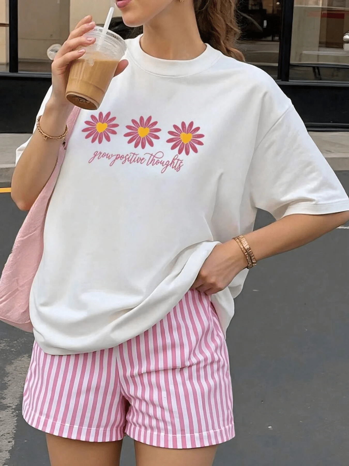 Daisy Flowers Symbolizing Purity, Joy, And Inner Growth, Along With A Message Inspiring Positive Thoughts And Personal Renewal, Make This A Comfortable, Casual Women's T-Shirt Ideal For Relaxed Days. - 白色 - 查看 1