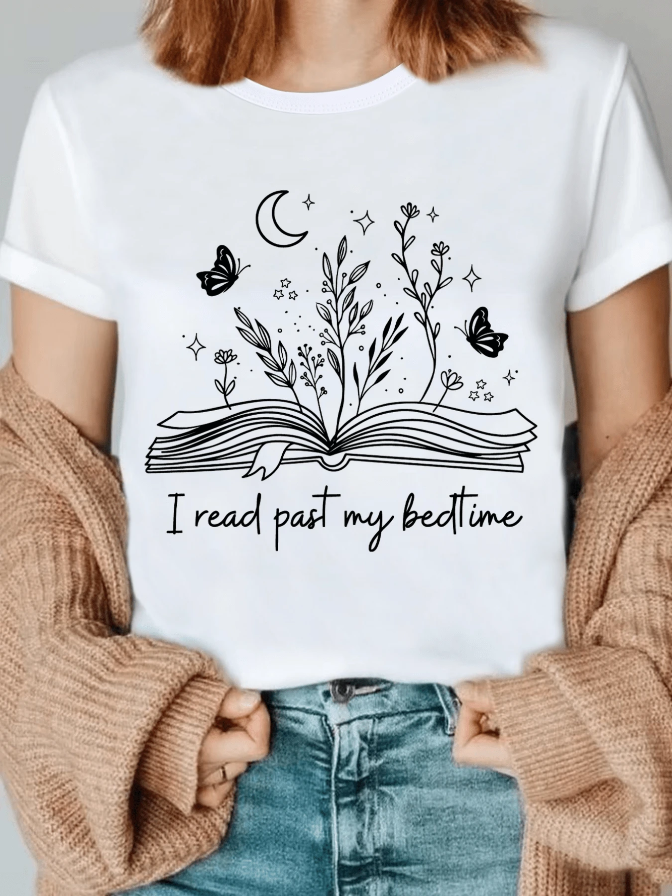 Open Book With Branches Blossoming Under A Crescent Moon, Accompanied By Butterflies And Stars, Symbolizing The Magic Of Nighttime Reading And The Connection With Dreams. Comfortable Casual Women's T-Shirt For Everyday Wear. - 白色 - 查看 1