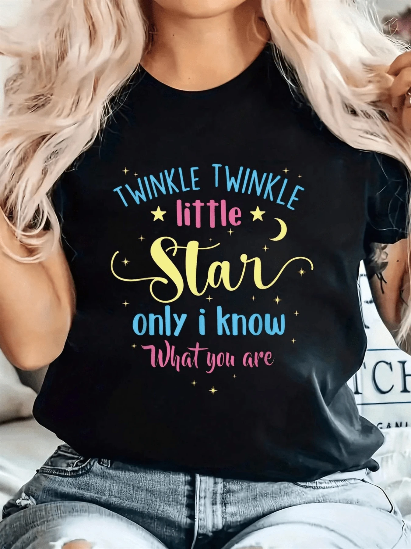 Stars Shining Tenderly Under A Night Sky That Inspires Dreams And Reflects Hope In Every Word. Women's T-Shirt With Colorful Motivational Text And A Charming Touch, Ideal For Everyday Wear. - 黑色 - 查看 1