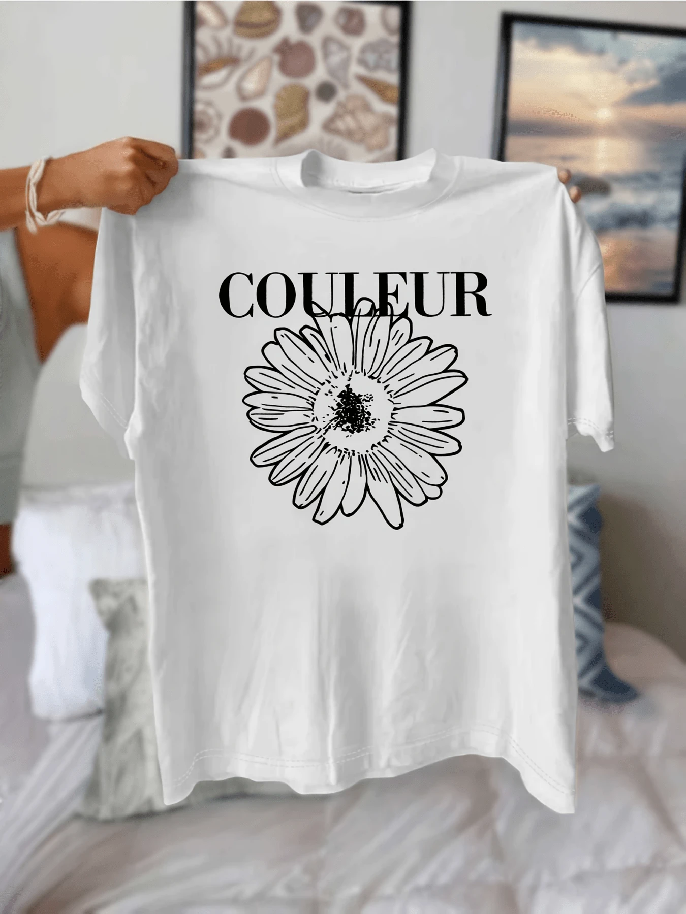Flower With Wide Petals Symbolizing Purity And Inner Energy With The Word Couleur Evoking Harmony And Confidence. Modern, Casual, Comfortable Women's T-Shirt For Everyday Wear, Elegant And Versatile. - 白色 - 查看 1