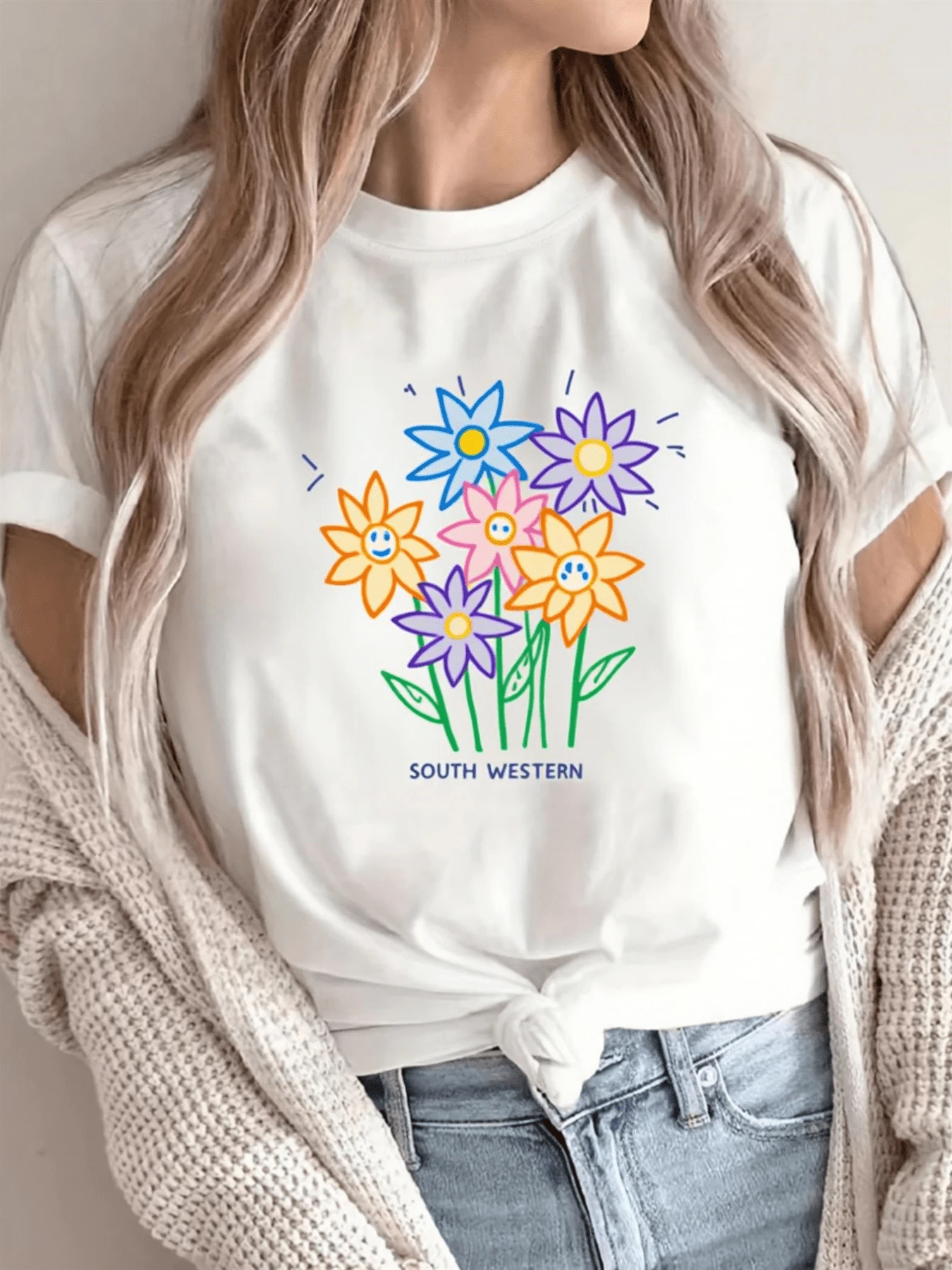 A Bouquet Of Colorful Flowers With Smiling Faces Conveys Joy, Positive Energy, And A Touch Of Natural Freshness-Ideal For Brightening Any Day. A Modern And Comfortable Casual Women's T-Shirt. - 白色 - 查看 1