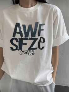 Large Letters In Dark Tones Form A Motivational Message "Never Give Up," Conveying Strength And A Positive Attitude With A Modern Urban Style And Youthful Energy. Comfortable Casual Women's T-Shirt For Everyday Wear. - 白色 - 查看 6