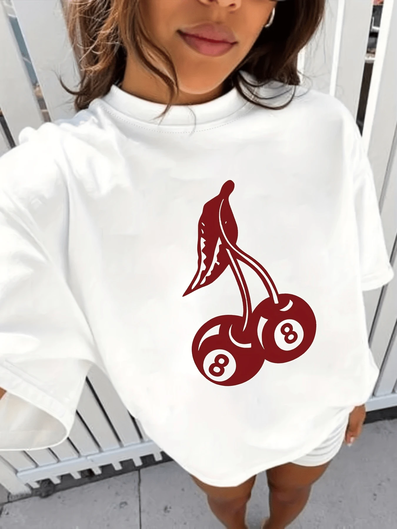 Dos cerezas rojas con forma de bolas de billar número ocho que simbolizan la suerte el juego y la energía divertida camiseta de mujer casual moderna cómoda para uso diario - Blanco - Ver 1