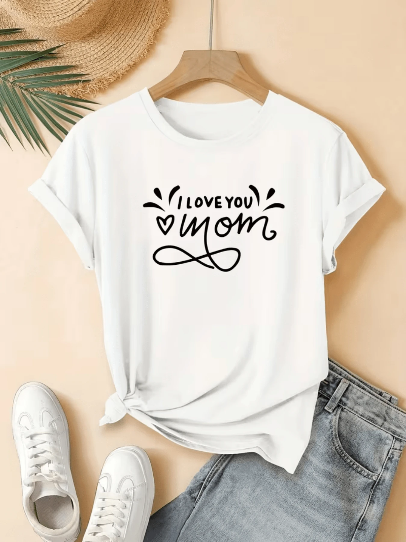 A Phrase Expressing Love And Gratitude Towards Mothers, Featuring A Heart And Artistic Lettering Symbolizing Tenderness, Affection, And Family Unity. A Comfortable, Casual Women's T-Shirt For Everyday Wear. - 白色 - 查看 1