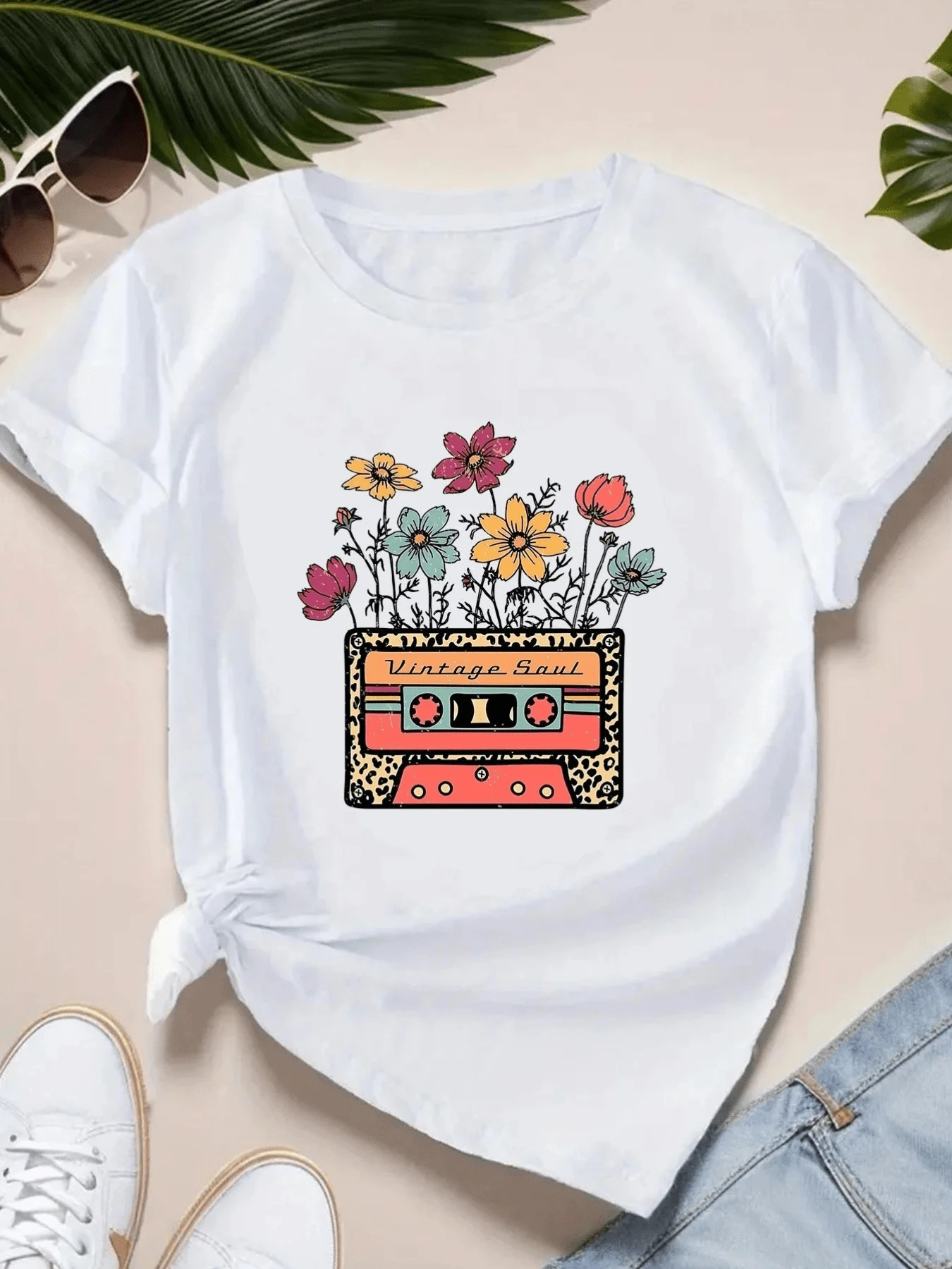 Retro Ribbon Surrounded By Colorful Flowers Representing Freedom, Vitality And Connection With Classical Music, Showing A Cheerful And Nostalgic Spirit. Casual, Comfortable And Modern Women's T-Shirt For Everyday Wear. - 白色 - 查看 1