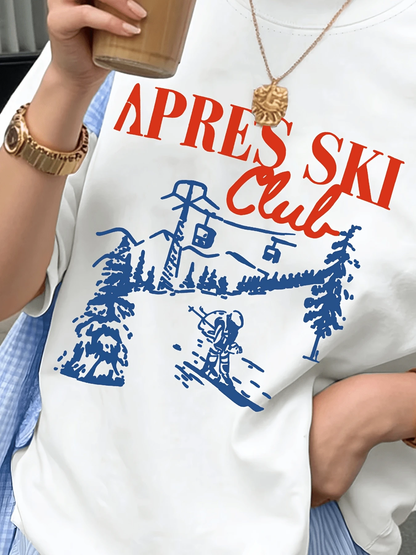Mountain Landscape With Skier Under A Cable Car Among Snow-Covered Pines And Red Lettering Evoking An Adventurous Alpine Club; Modern Casual Women's Short-Sleeved T-Shirt, Comfortable For Everyday Wear - 白色 - 查看 1