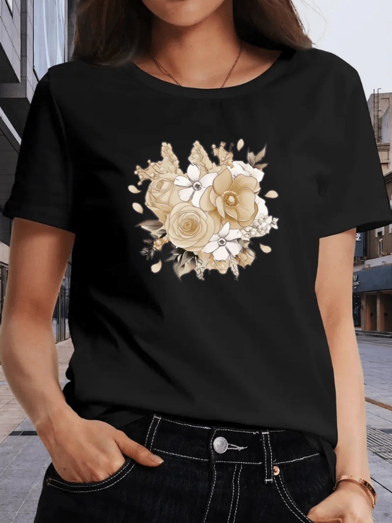 A Bouquet Of Beige Flowers With Soft Petals And Green Leaves Symbolizes Natural Elegance, Calm, And Renewal. This Modern, Comfortable, And Perfect Casual Women's T-Shirt Is Ideal For Everyday Wear. - 黑色 - 查看 1