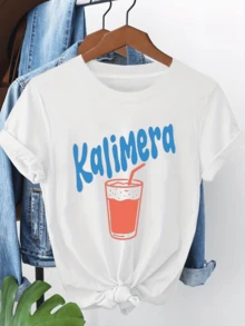 Kalimera Word Accompanied By A Glass Of Refreshing Drink That Transmits Energy And Optimism To Start The Day With A Positive Attitude. Comfortable Casual Women's T-Shirt For Everyday Use - 白色 - 查看 6