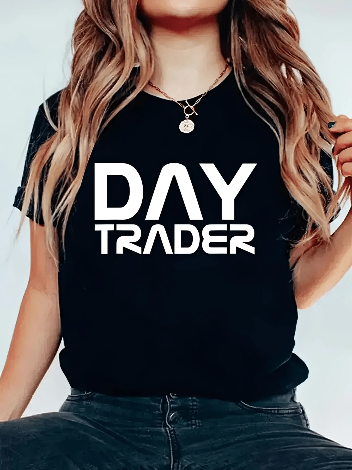 Frase motivadora que representa la pasión por el comercio diario y el espíritu independiente de quienes enfrentan los retos del mercado con confianza y energía camiseta de mujer casual moderna cómoda para uso diario - Negro - Ver 1