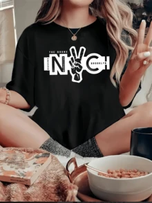 A Peace Symbol Formed By A Hand Conveying Positive Energy And Urban Spirit, With The Letters NYC Representing The Union Of Queens, Bronx, Brooklyn, And Manhattan. A Modern, Comfortable, Casual Women's T-Shirt For Everyday Wear. - 黑色 - 查看 1