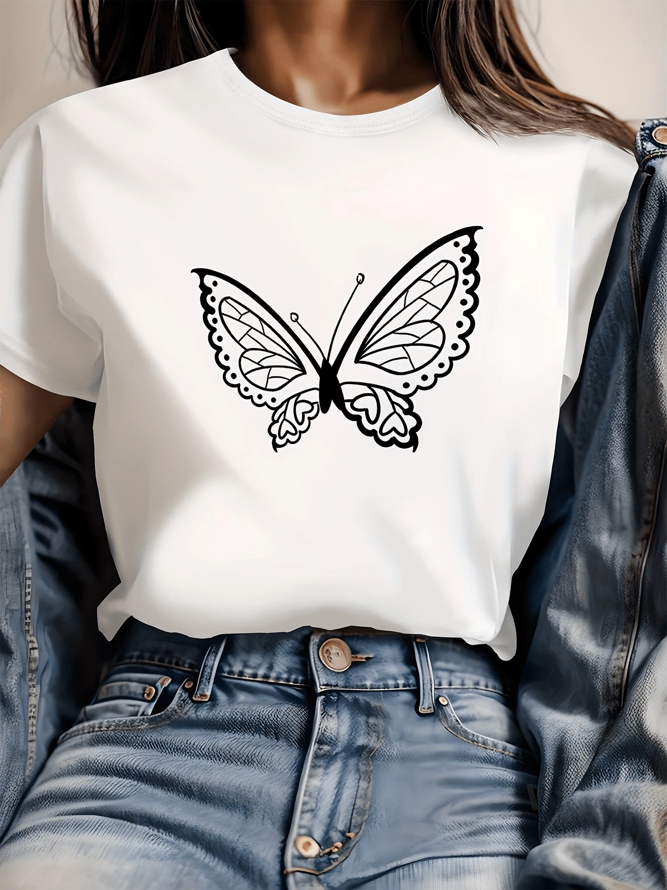 Butterfly With Outstretched Wings Symbolizing Freedom, Renewal, And The Beauty Of Change, Drawn With Delicate Lines That Evoke Lightness And Hope. Modern Casual Women's T-Shirt For Everyday Wear. - 白色 - 查看 1