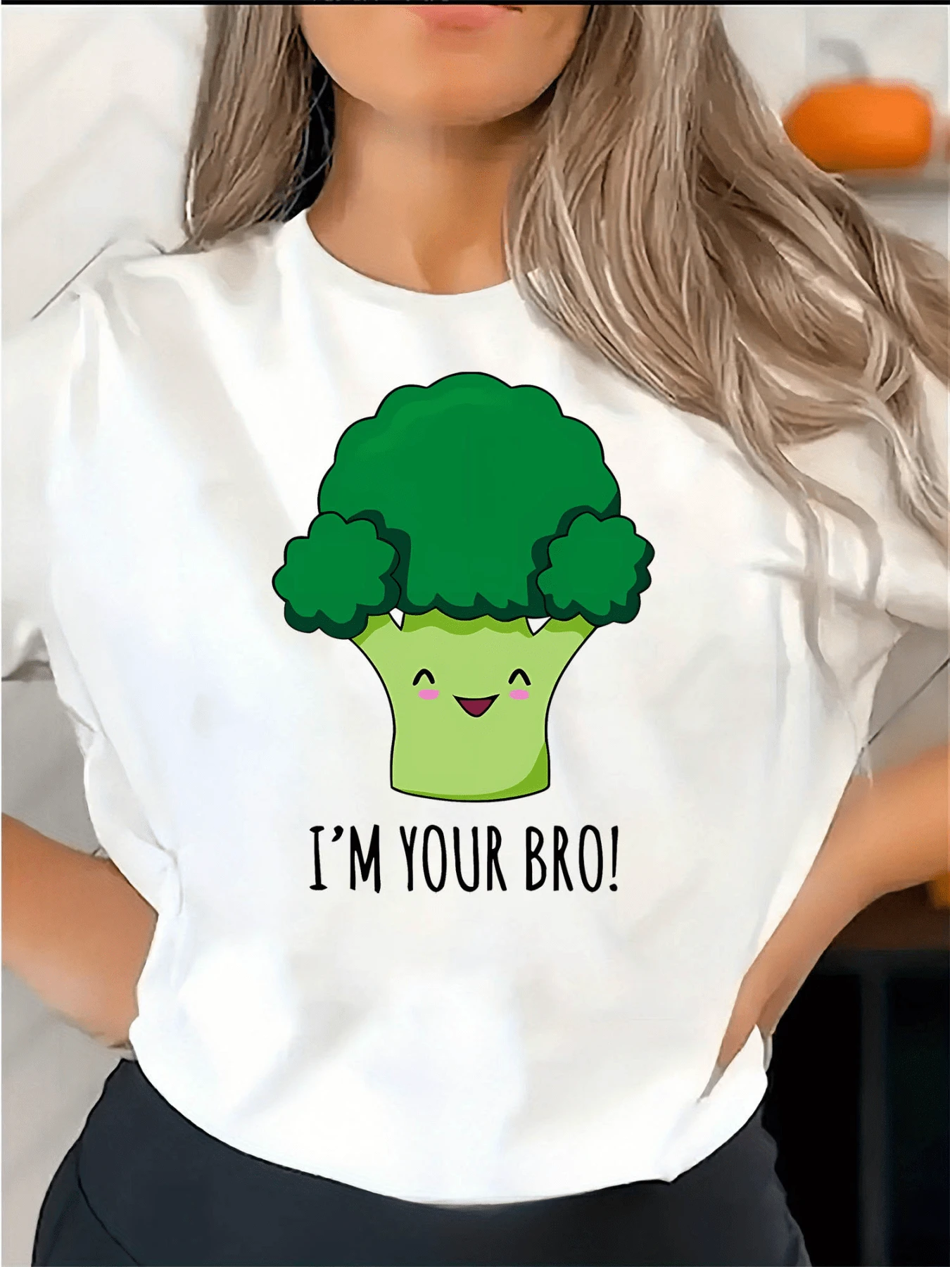 Fun Drawing Of A Smiling Broccoli That Conveys Positive Energy And A Sense Of Friendship With A Cheerful Message; Comfortable Casual Women's T-Shirt For Everyday Wear - 白色 - 查看 1