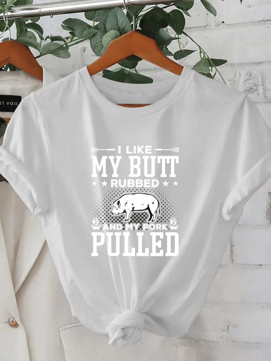 Funny Text With A Pig, A Symbol Of Love For Barbecues And Outdoor Cooking, Showing Fun Humor And A Relaxed Attitude. Comfortable Casual Women's T-Shirt For Summer. - 白色 - 查看 1