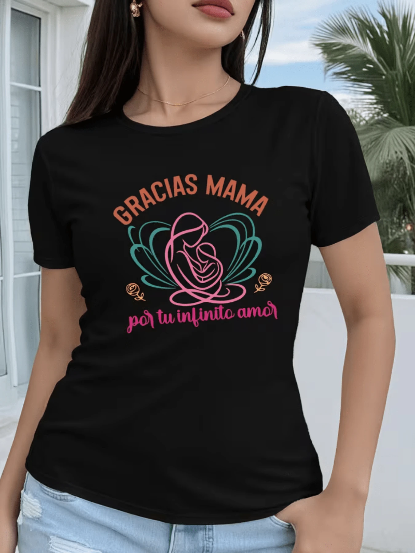 A Mother Embracing Her Child, Depicted With Soft Lines And An Abstract Flower Symbolizing Gratitude And Eternal Love. This Women's T-Shirt With An Emotional Message Is Perfect For Expressing Tenderness And Affection. - 黑色 - 查看 1