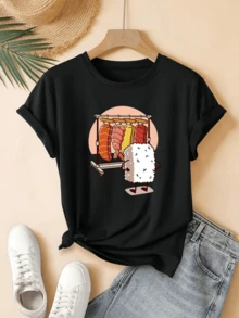 Adorable Sushi Curiously Observing Various Nigiri Hanging On A Rack, Symbolizing Diversity And Humor In Japanese Food. Funny White Casual Women's T-Shirt - 黑色 - 查看 8