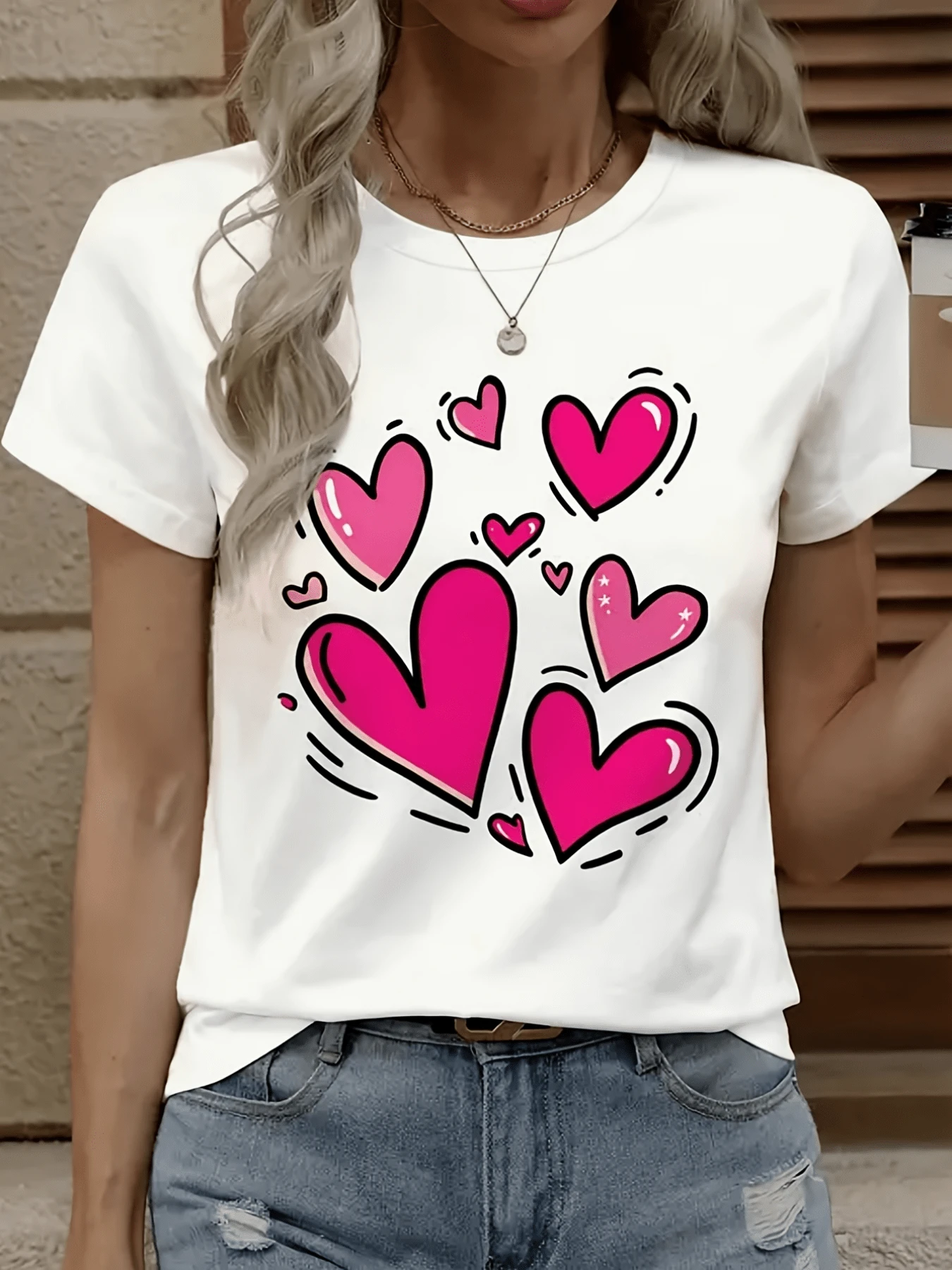 Corazones rosados vibrantes que simbolizan amor ilimitado y alegría positiva con trazos modernos y toque juvenil camiseta de mujer casual cómoda para uso diario - Blanco - Ver 1