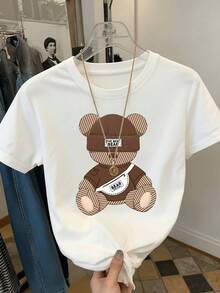 A Teddy Bear Wearing A Brown Hat Conveys A Tender And Modern Feel, Carrying A Gold Chain And Crossbody Bag That Symbolizes Warmth And Confidence. A Comfortable, Casual Women's T-Shirt For Everyday Wear. - 白色 - 查看 8