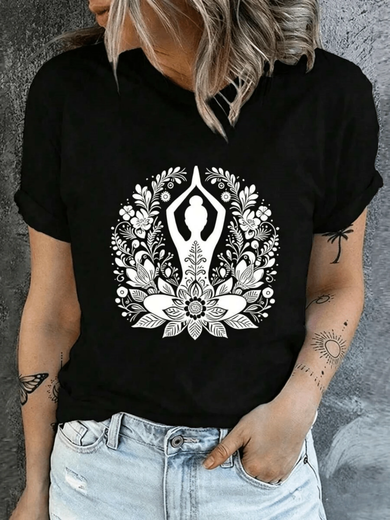 Image Of A Woman In A Meditative Position Surrounded By Flowers Symbolizing Inner Peace, Natural Energy, And Spiritual Balance. A Modern, Casual Women's T-Shirt, Ideal For A Relaxed Style. - 黑色 - 查看 1