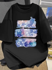 Pastel-Colored Cats Play Among Fish, Footprints, And Stars, Reflecting A Relaxed And Sweet Atmosphere Against A Dark Background. Women's Casual, Modern, And Comfortable T-Shirt For Everyday Wear. - 黑色 - 查看 1